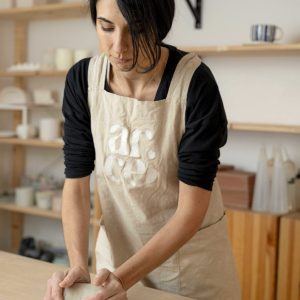 Sara Varo amasa un trozo de barro sobre la mesa del taller de cerámica